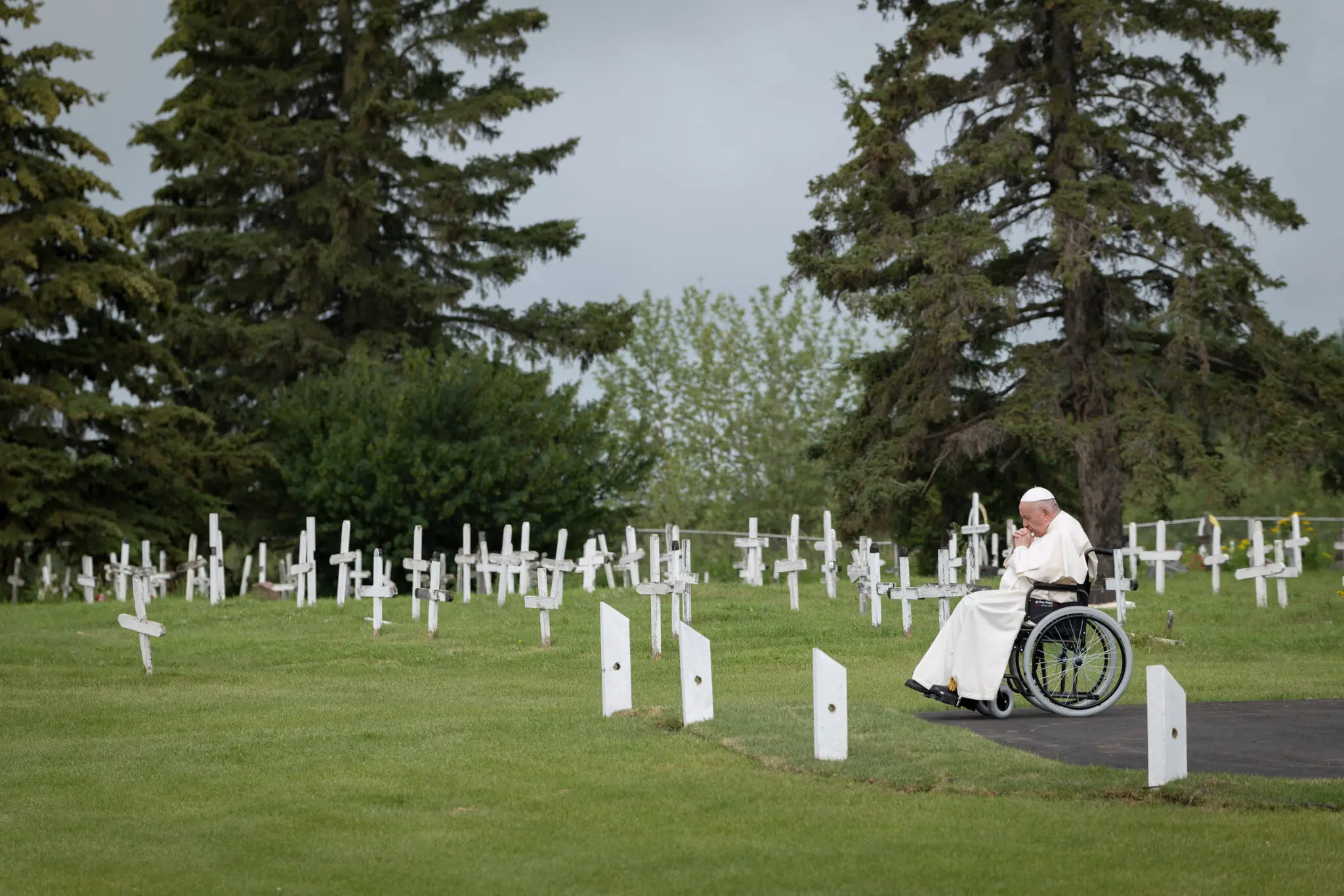 Франциск відвідує кладовище у 2022 році в Масквасісі, Канада, де, як кажуть, були поховані діти корінного населення з католицьких шкіл. Він благав пробачення у корінних громад за жорстоке поводження з їхніми дітьми в школах.